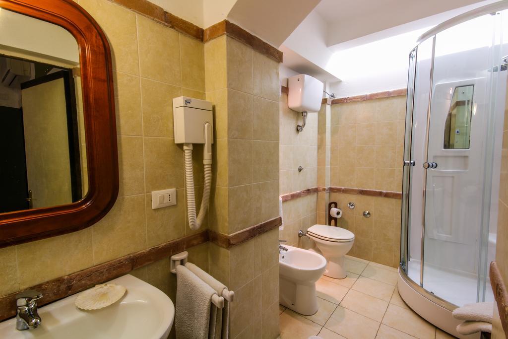 Al Cortiletto Hotell Reggio di Calabria Rum bild